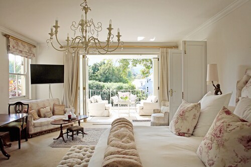 Tranquil setting in the heart of the Constantia Winelands