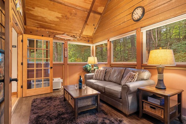 TV, fireplace - Private HotTub! Minutes to Silver Dollar City! First Responder Owned! Local Hero at Stonebridge! (Reeds Spring)