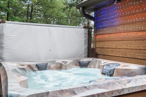 Stonebridge Local Hero: Private Hot Tub, Minutes to Silver Dollar City, First Responder Owned