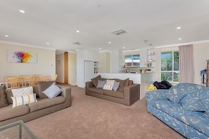 Smart TV, fireplace, DVD player, books - Getaway on Investigator (Encounter Bay)