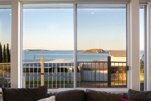 Smart TV, fireplace, DVD player, books - Getaway on Investigator (Encounter Bay)