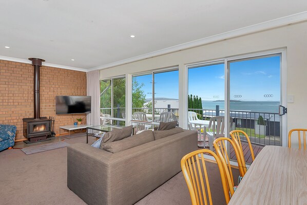 Smart TV, fireplace, DVD player, books - Getaway on Investigator (Encounter Bay)