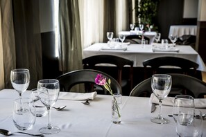 2 restaurantes: opção de café da manhã, almoço e jantar