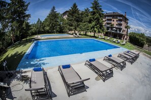 Piscina externa sazonal, espreguiçadeiras