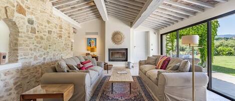 Smart TV, fireplace, ping pong