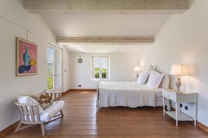 6 dormitoris, planxa i posts de planxar i un bressol de viatge 