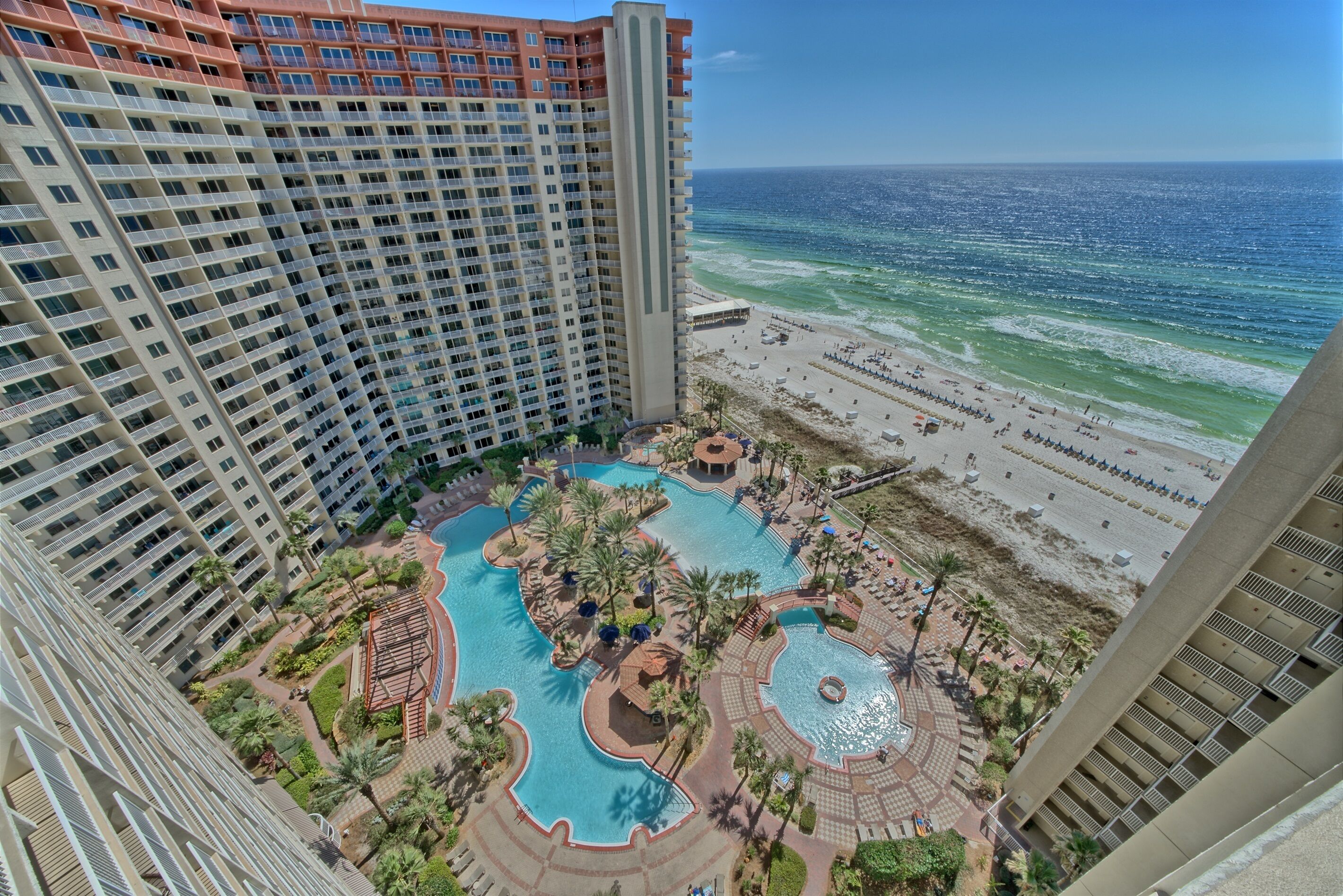 Innendørsbasseng og et oppvarmet basseng