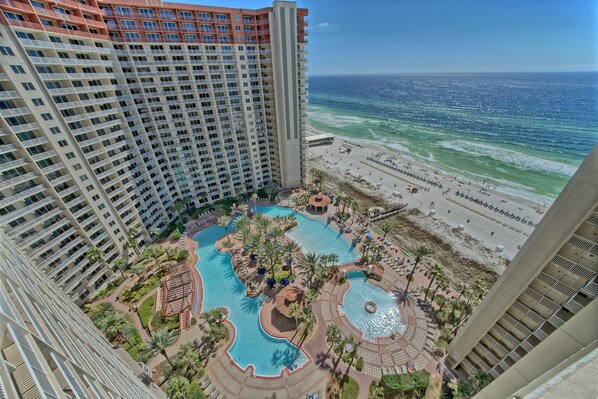 Alberca techada y alberca climatizada