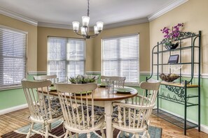 Dining - Ober Hideaway, Hot Tub, WIFI, $560 FREE tickets each paid day!!! (Gatlinburg)