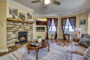 TV - Ober Hideaway, Hot Tub, WIFI, $560 FREE tickets each paid day!!! (Gatlinburg)