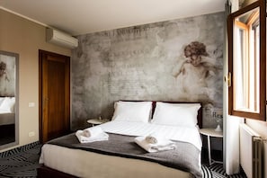 Habitación doble estándar | Edredón, camas con efecto memoria y minibar