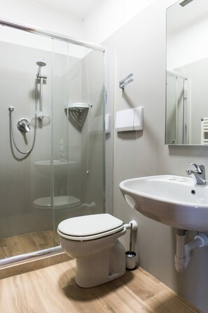 Shower, free toiletries, hair dryer, bidet - Hotel Cannaregio 2357 (Venice)