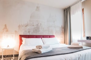 Habitación doble superior, vista al canal | Edredón, camas con efecto memoria y minibar