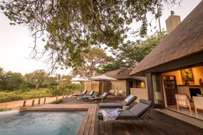 Piscine extérieure, parasols de plage, chaises longues