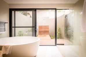 Luxury House | Bathroom | Separate bathtub and shower, deep-soaking bathtub, rainfall showerhead - Tulela Safari Lodge (Bushbuckridge)
