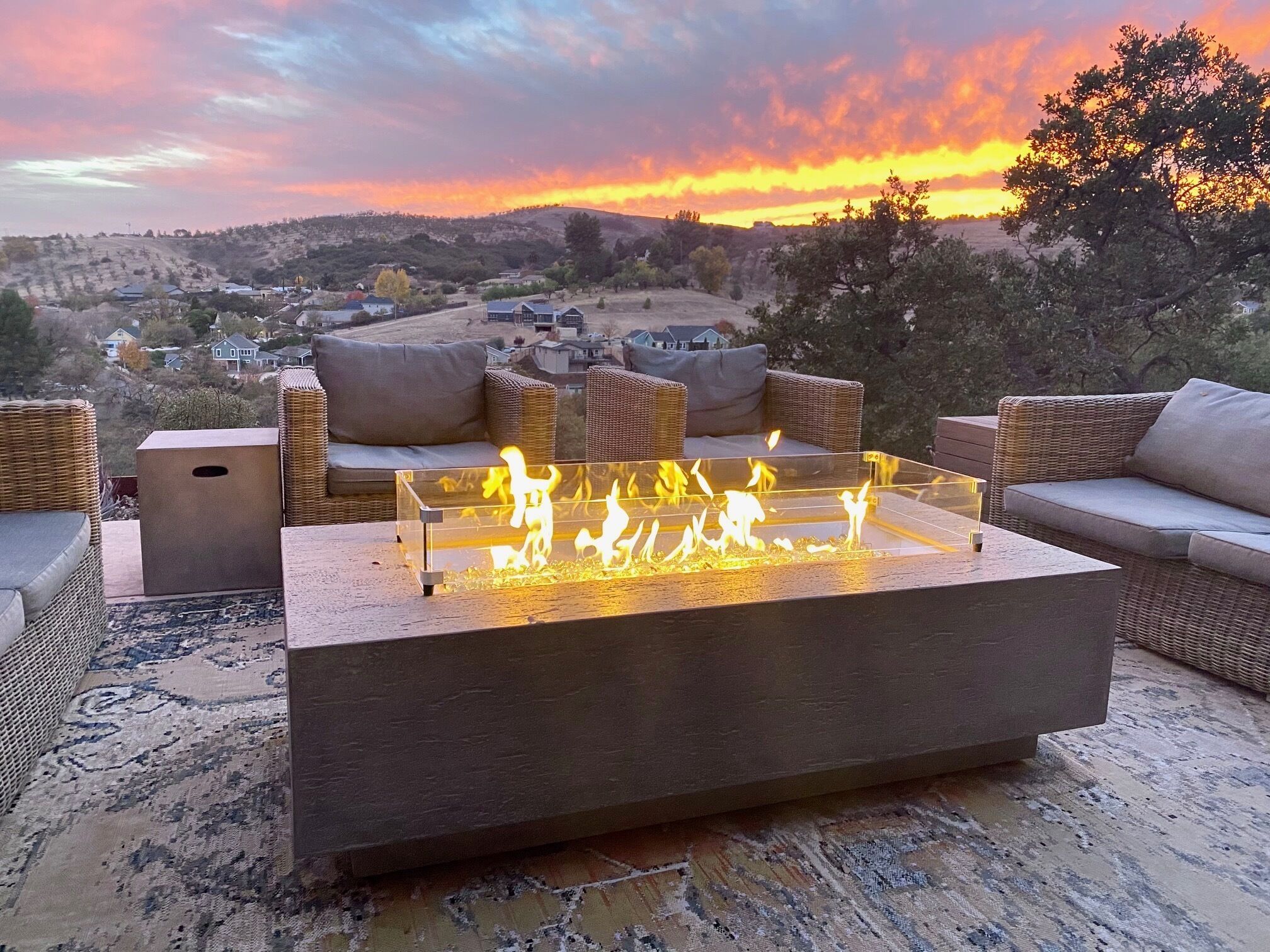 Hilltop Hacienda-Luxe Designer Hilltop Hacienda with Amazing Views and Spa!