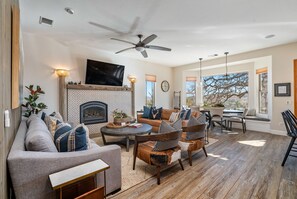 Smart TV, chimenea, futbolito y tenis de mesa