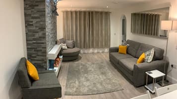 Smart TV, fireplace, Netflix, streaming services