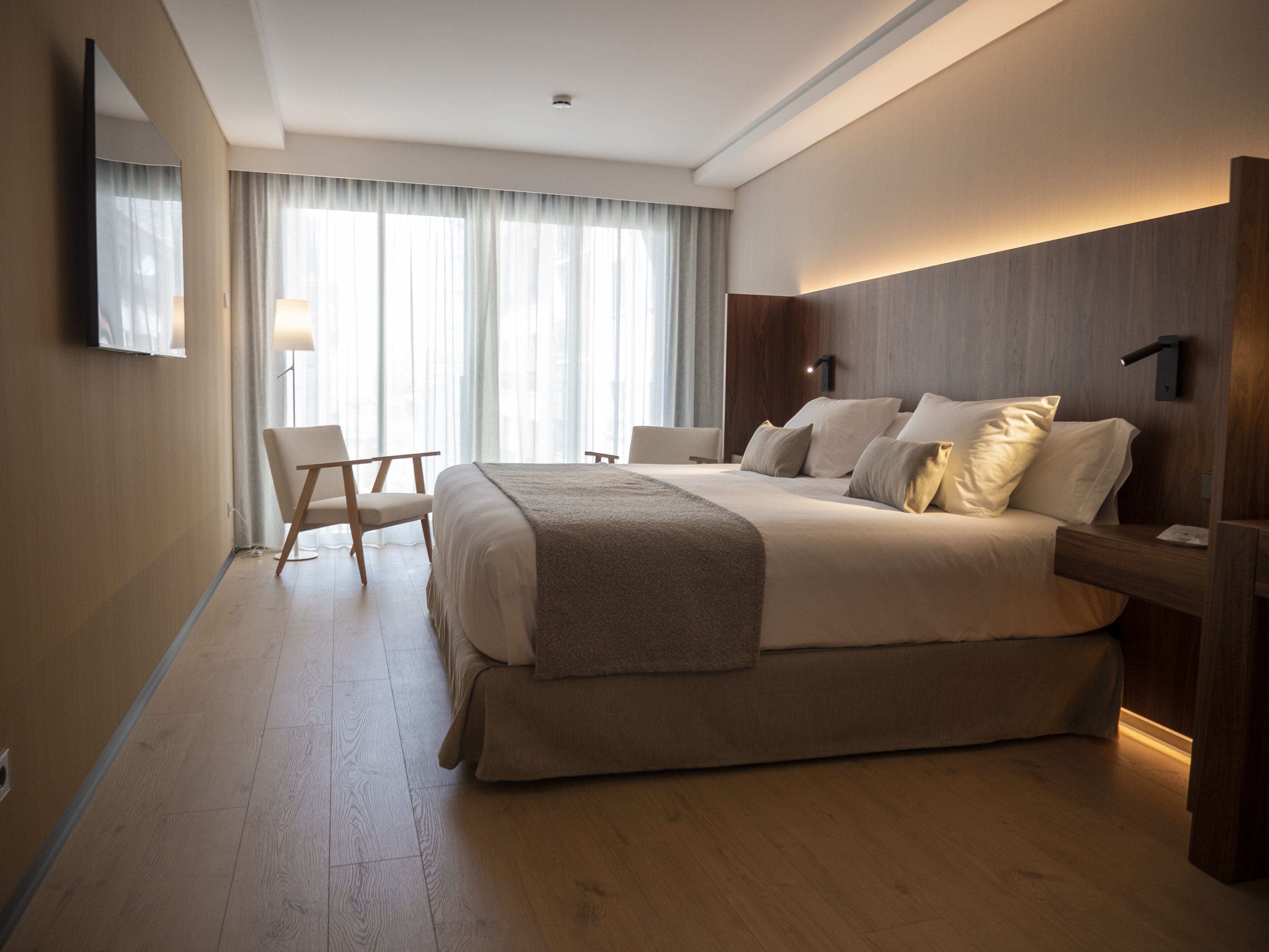 Cubrecamas, minibar, caja de seguridad en la habitación y escritorio 