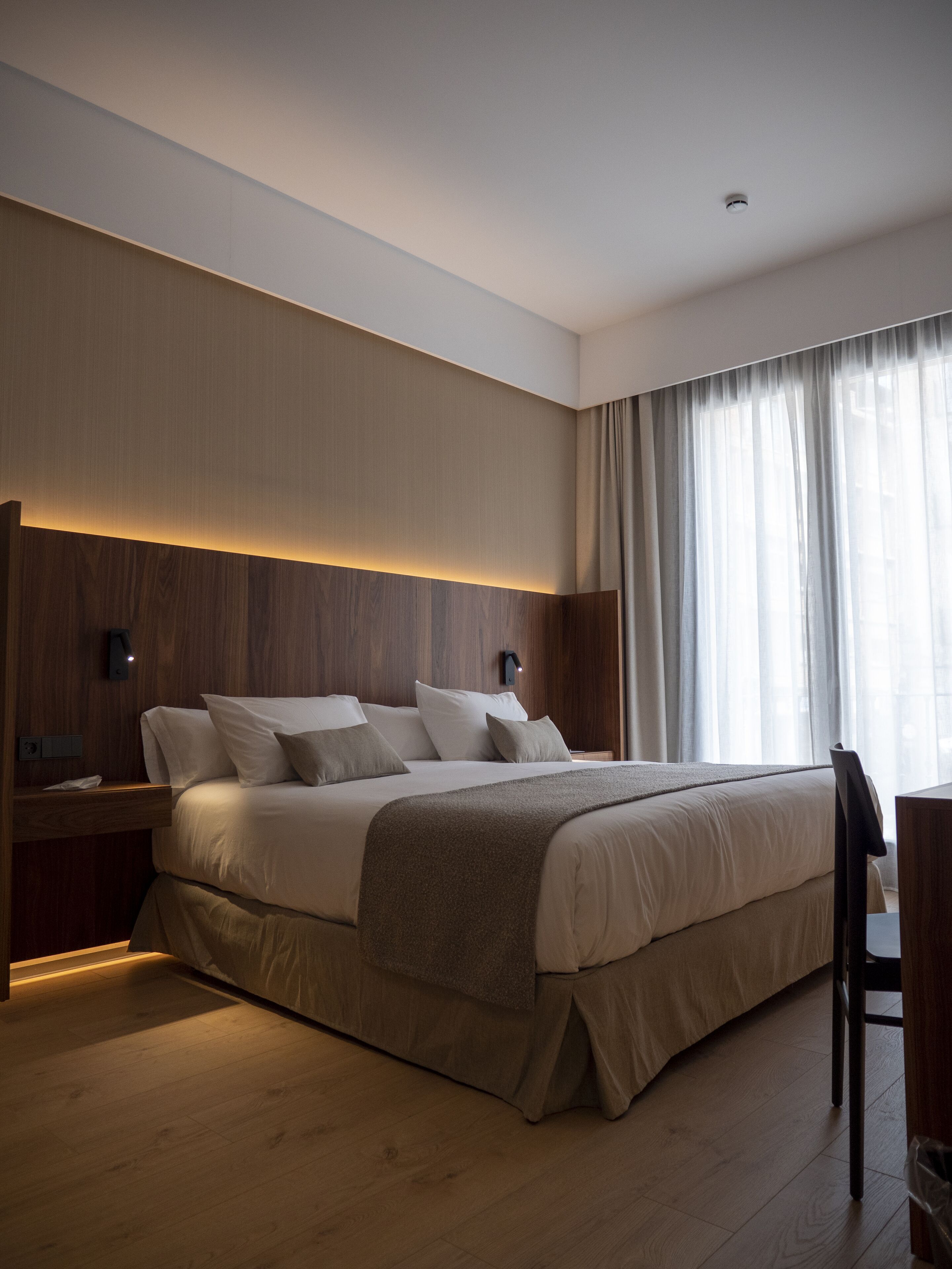 Cubrecamas, minibar, caja de seguridad en la habitación y escritorio 