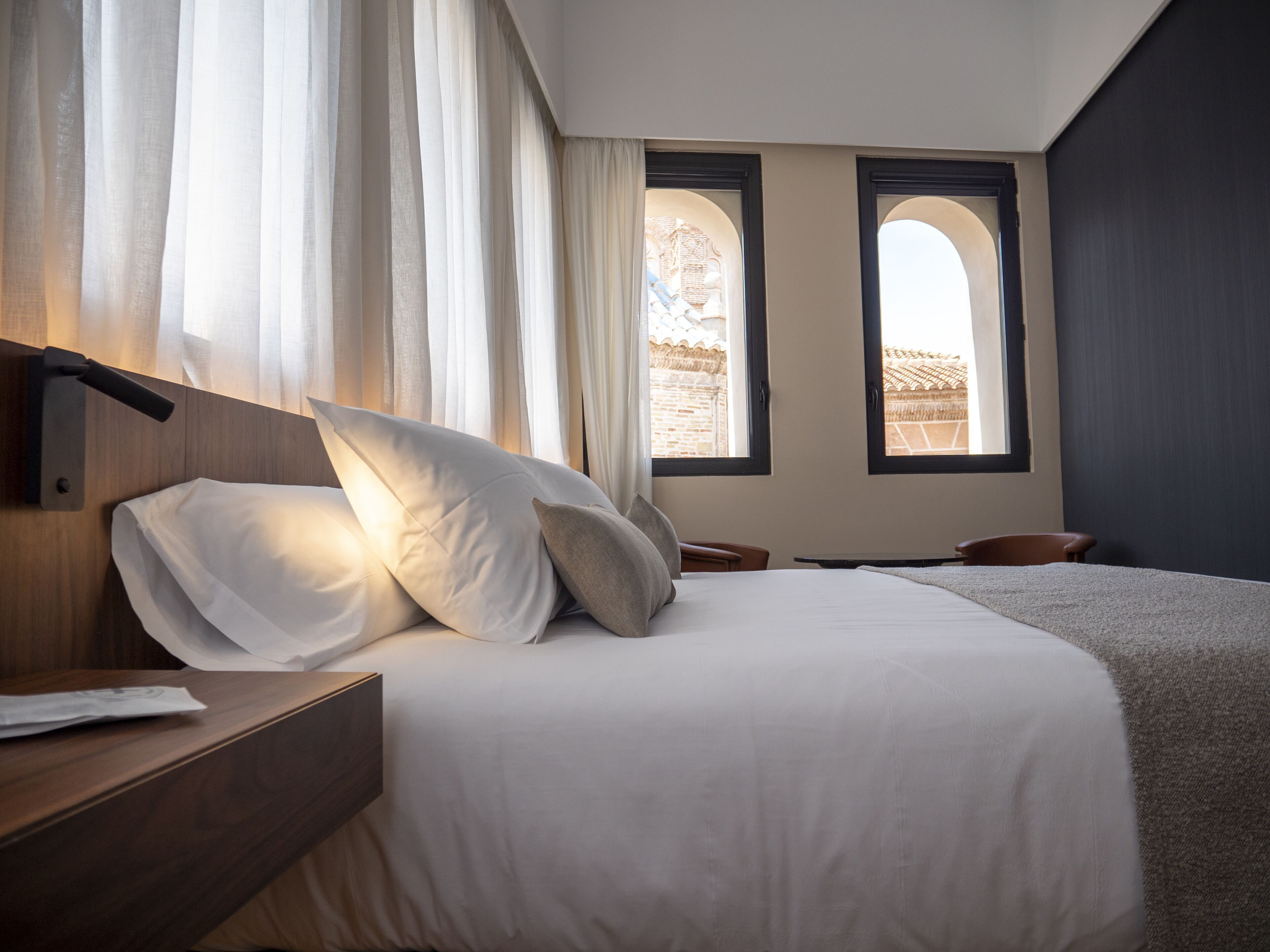 Cubrecamas, minibar, caja de seguridad en la habitación y escritorio 