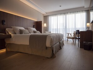 Comfort dubbelrum | Duntäcken, minibar, värdeförvaringsskåp på rummet och skrivbord