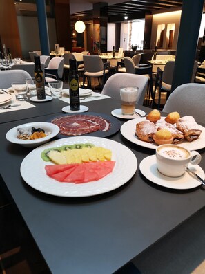 Daily buffet breakfast for a fee - Hotel Palacio La Marquesa (Teruel)