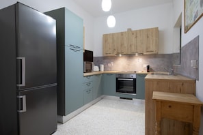 Frigorifero, microonde, forno, piano cottura
