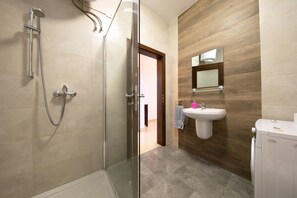 Baignoire, sĂšche-cheveux, serviettes fournies