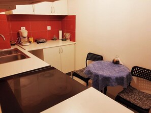 Wasserkocher mit Kaffee-/Teezubehör, Kochgeschirr/Geschirr/Besteck