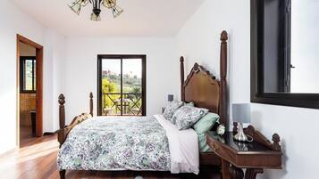 4 bedrooms, iron/ironing board, WiFi, bed sheets