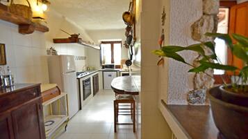 Jääkaappi, uuni, liesi, astianpesukone