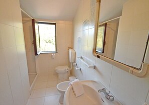 Ensemble douche/baignoire, sĂšche-cheveux, bidet, serviettes fournies