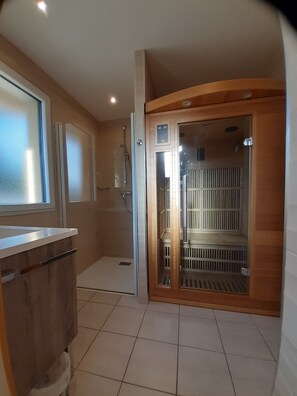 Douche, séchoir à cheveux, serviettes fournies, savon