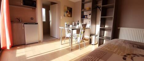 1 slaapkamer, een strijkplank/strijkijzer, wifi, beddengoed