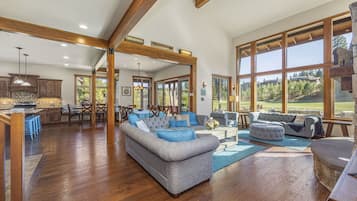 TV connectée, cheminée, lecteur de DVD, baby-foot