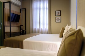 Quarto triplo superior | Roupas de cama antialérgicas, frigobar, individualmente decorados