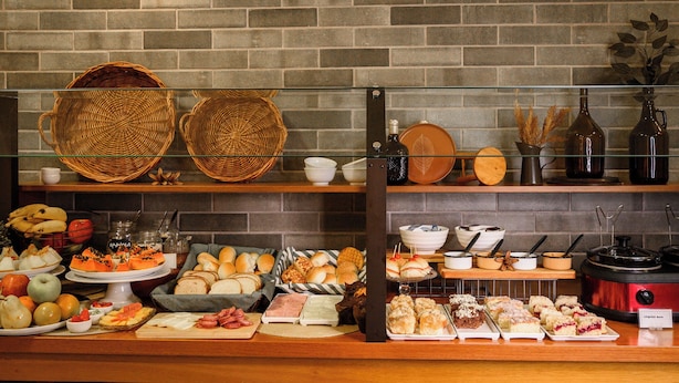 A buffet with various food items and baskets. - Hotel Santa Cruz (Santa Cruz do Sul)