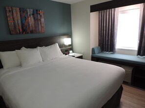 Suite, 1 cama King size y sofá cama, para no fumadores | Escritorio, wifi gratis y ropa de cama 