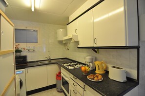 Kjøleskap, mikrobølgeovn, ovn og oppvaskmaskin