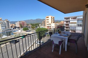 Outdoor dining - Welcome to our cozy apartment for rent in Roses, Costa Brava! Just 300 meters from the beautiful Santa Margarita beach. (Roses)