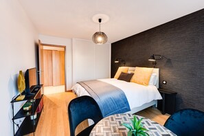 2 habitaciones, tabla de planchar con plancha, cuna de viaje y wifi 