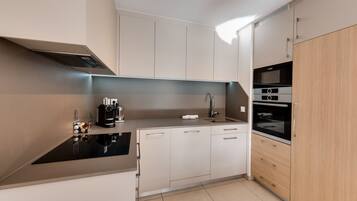 Frigorifero, microonde, forno, piano cottura