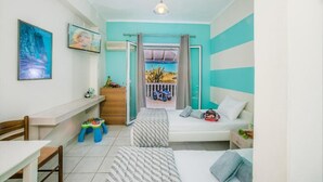 Un dormitorio con cama, escritorio y ventana con cortinas.