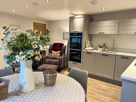 Cottage | Dining