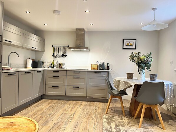 Cottage | Dining
