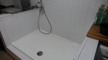 Cottage | Bilik Mandi | Gabungan pancuran/tab mandi, tab mandi rendaman dalam, pengering rambut