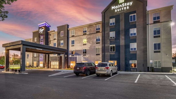 Un hôtel MainStay Suites au design moderne, doté d’une entrée abritée et de nombreux espaces de stationnement.