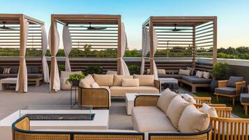 Una piscina al aire libre, camas de piscina con cargo