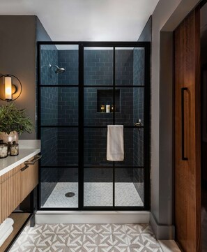 Designer-Toilettenartikel, Haartrockner, Bademäntel, Handtücher